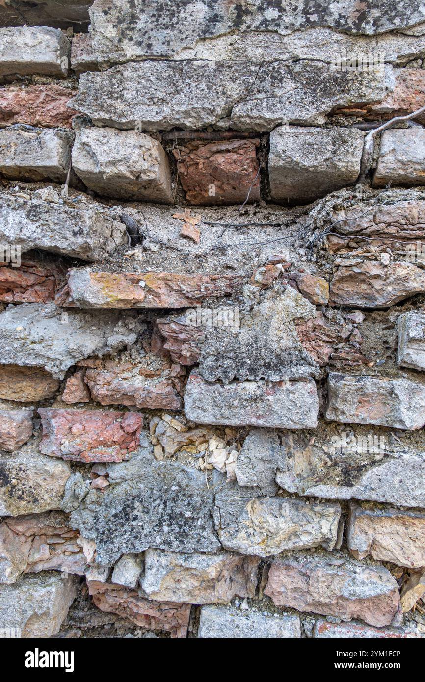 Alte verwitterte Steinmauer, Ziegelsteine, Hintergrund Alte verwitterte Steinmauer, Ziegelsteine, Hintergrund *** Alte verwitterte Steinmauer, Ziegel, BA Stockfoto