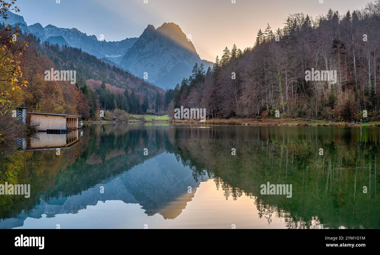 Riessersee im Spätherbst mit dem Waxenstein, Garmisch-Partenkirchen, Bayern, Deutschland, Europa Stockfoto