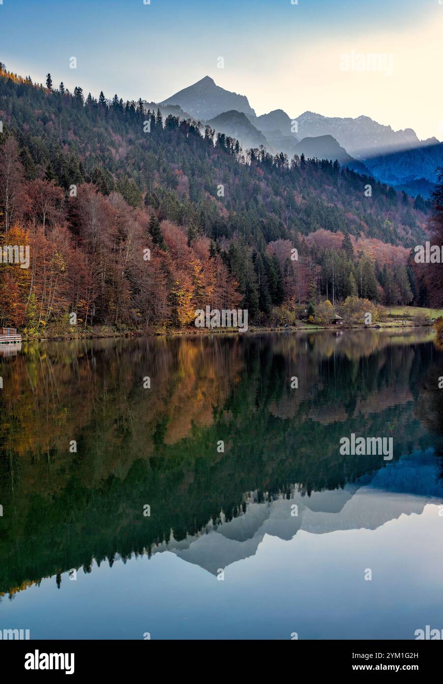 Riessersee im Spätherbst mit dem Waxenstein, Garmisch-Partenkirchen, Bayern, Deutschland, Europa Stockfoto