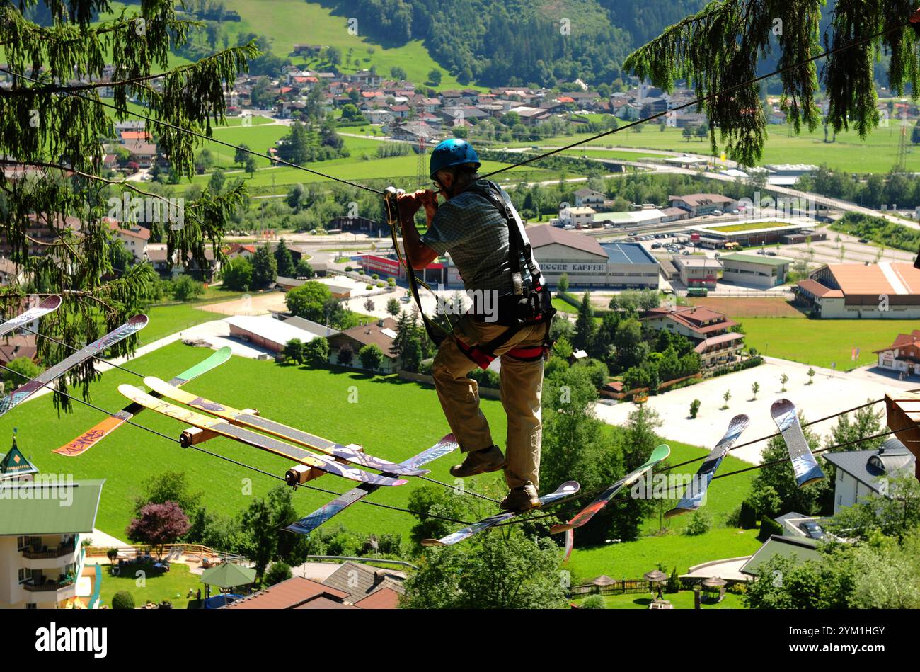 Eine Männer ist zu Fuß über die Skier im adventure-Park im Zillertal in Tirol Stockfoto