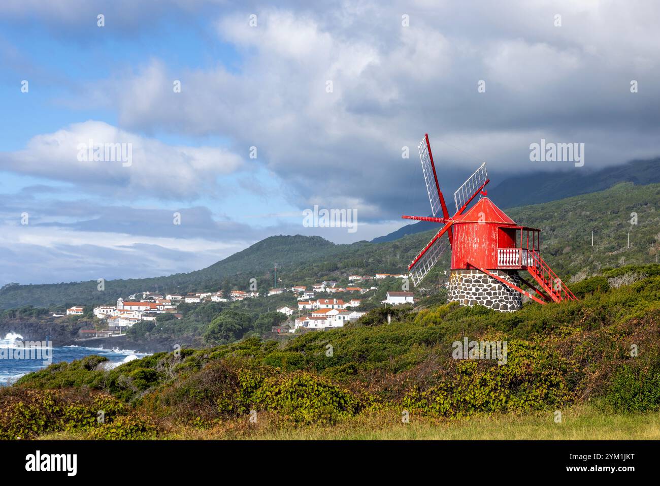 Die restaurierte Windmühle von São João im Süden der Insel Pico, Azoren, Portugal. Stockfoto