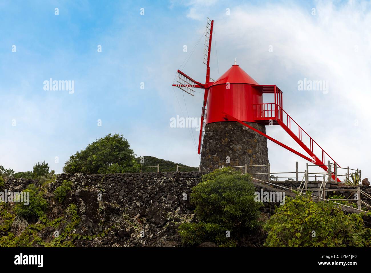 Die Windmühle Moinho do Monte südlich von Madalena auf der Insel Pico, Azoren, Portugal. Stockfoto