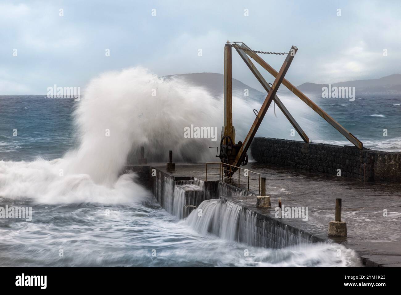 Der Hafen von Areia Larga befindet sich in Areia Larga, Madalena do Pico, auf der Insel Pico auf den Azoren. Stockfoto