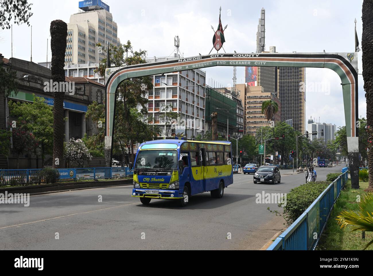 NAIROBI DOWNTOWN, KENIA - 13. NOVEMBER 2022: Der Bus fährt die Kenyatta Avenue in Nairobi, Kenia. Kenyatta Avenue ist eine zentrale Geschäftsstraße von Stockfoto