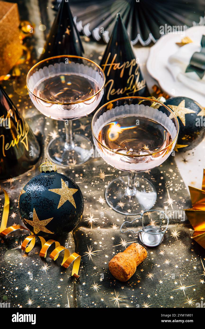 Elegantes Ambiente für Weihnachten, Silvester, Gläser Sekt Stockfoto