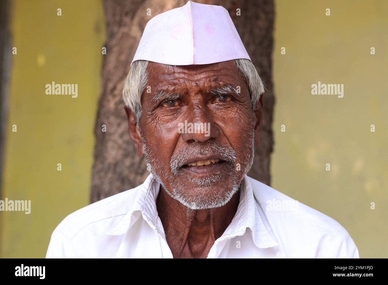Porträt eines älteren Mannes mit Nehru-Mütze in Dhule, Maharashtra, Indien Stockfoto