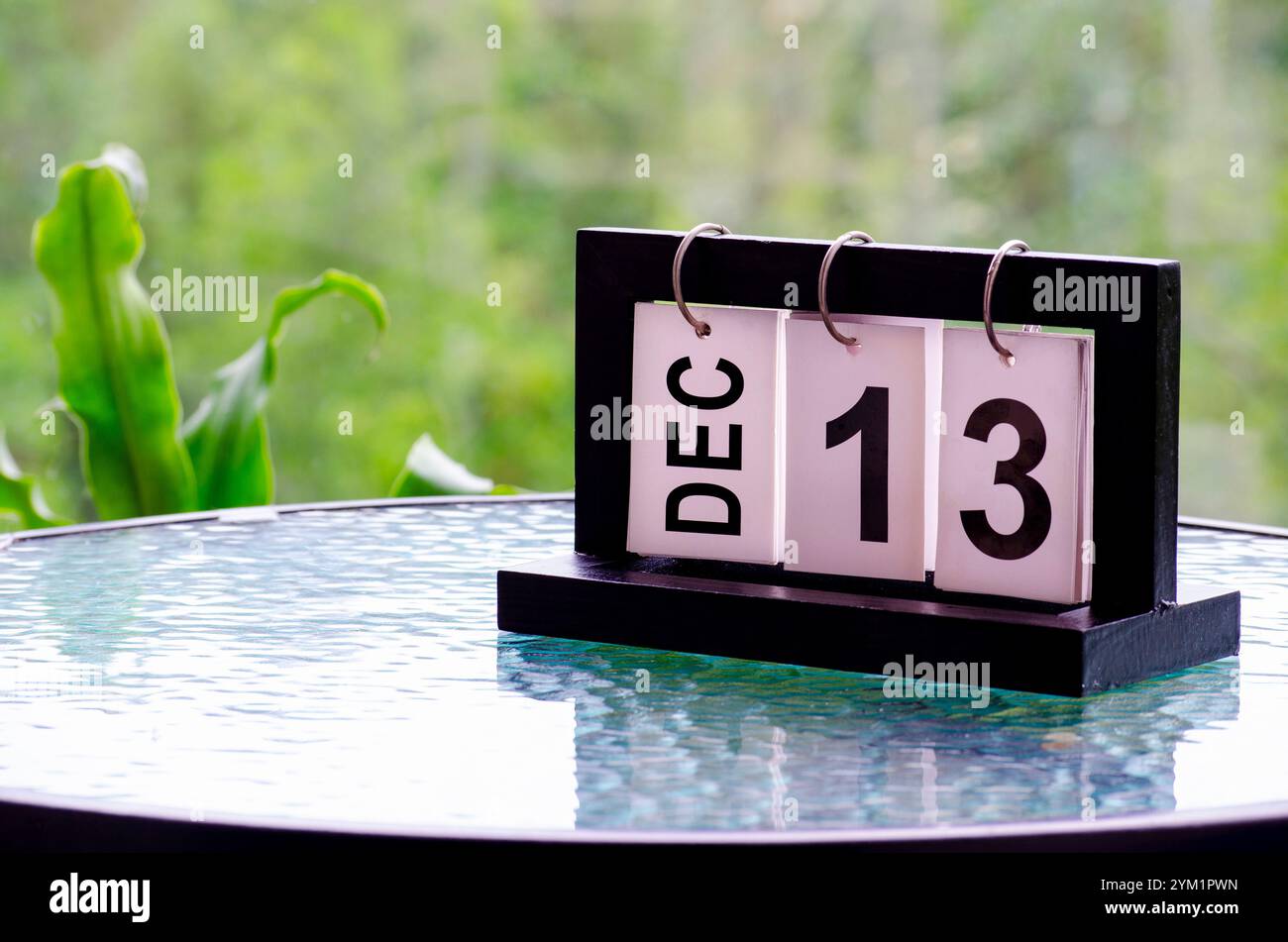Dezember-Kalender auf Marmortisch mit anpassbarem Platz für Text. Dezember-Kalenderkonzept Stockfoto
