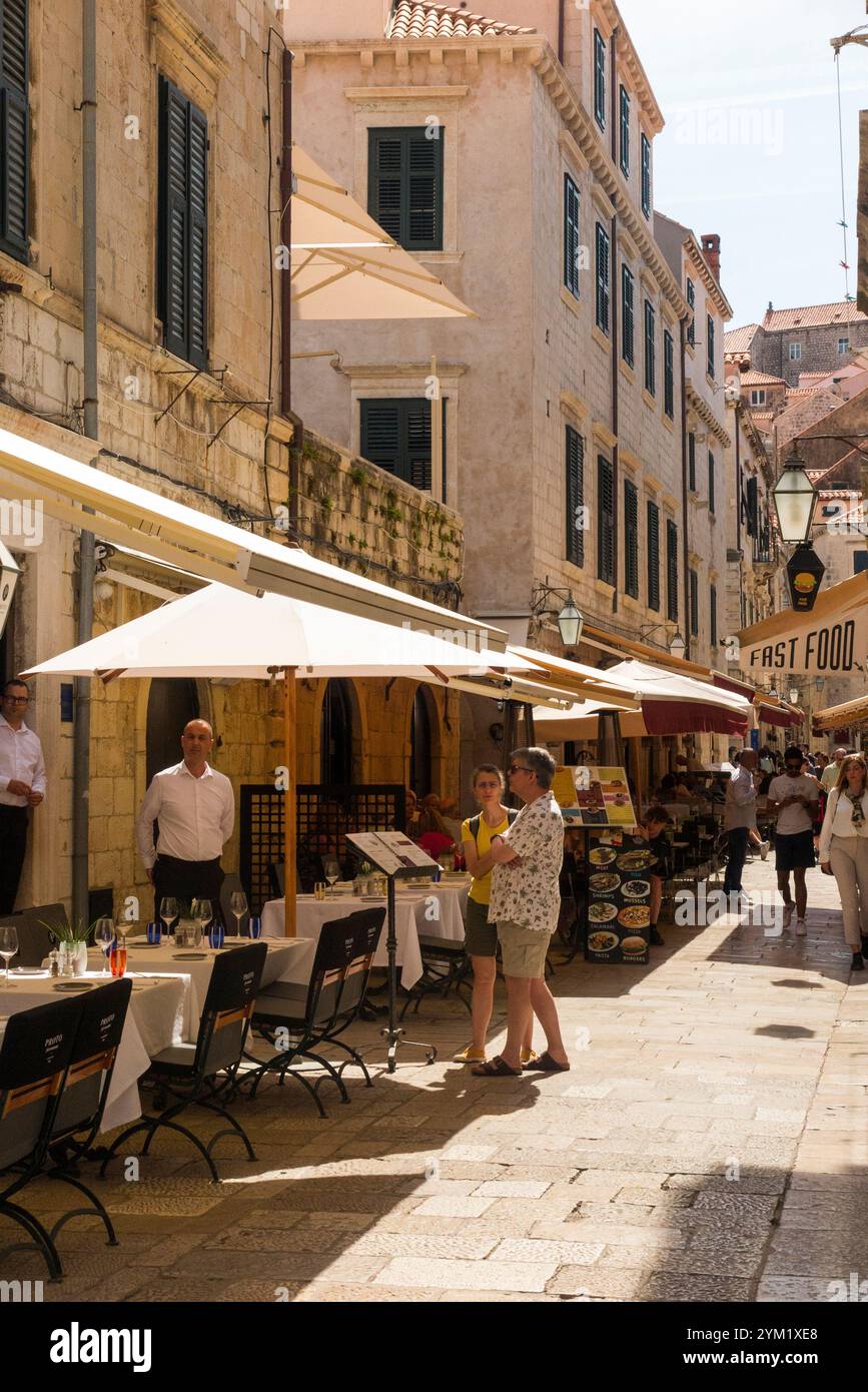 Außenbereich und Tische des Proto Fish Restaurant, Široka No 1, 20 000 Dubrovnik. Altstadt von Dubrovnik. Sommertag mit Mitarbeitern und potenziellen Kunden. Kroatien. (138) Stockfoto
