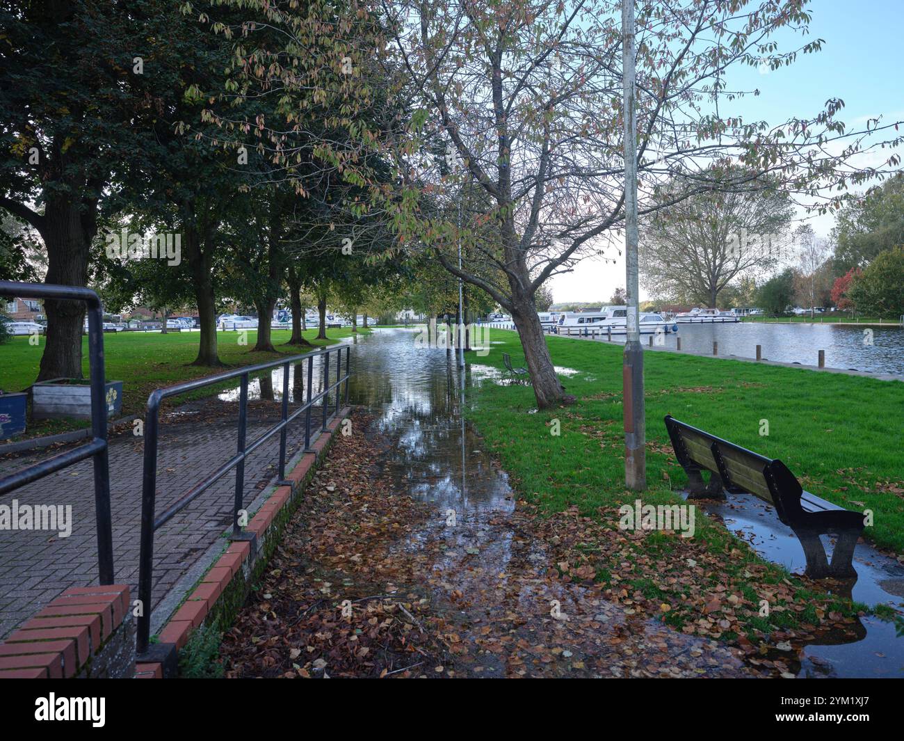 Überfluteter Pfad am Quay in Beccles Suffolk Stockfoto