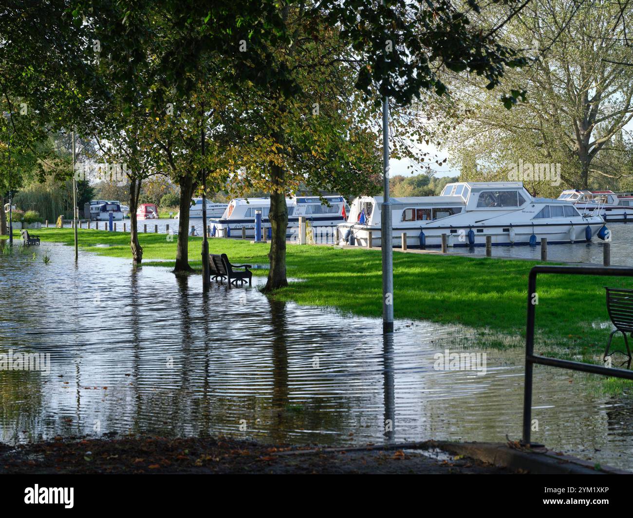Überfluteter Pfad am Quay in Beccles Suffolk Stockfoto