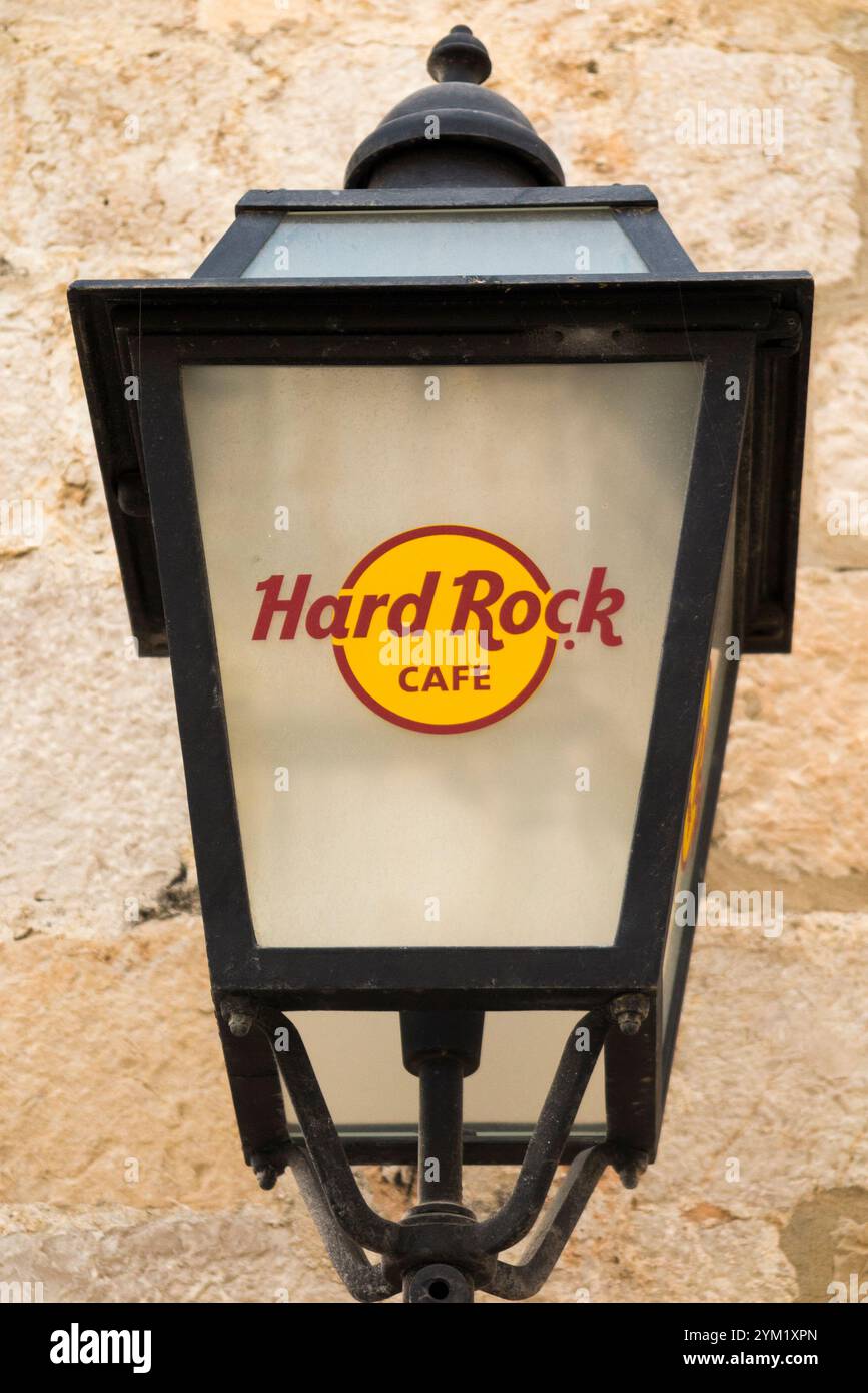 Hard Rock Cafe Logo-Branding auf der Kutschenlampe / leichte Restauranteingangswand der Kette innerhalb der Stadtmauer / Mauern Altstadt von Dubrovnik, Kroatien. (138) Stockfoto
