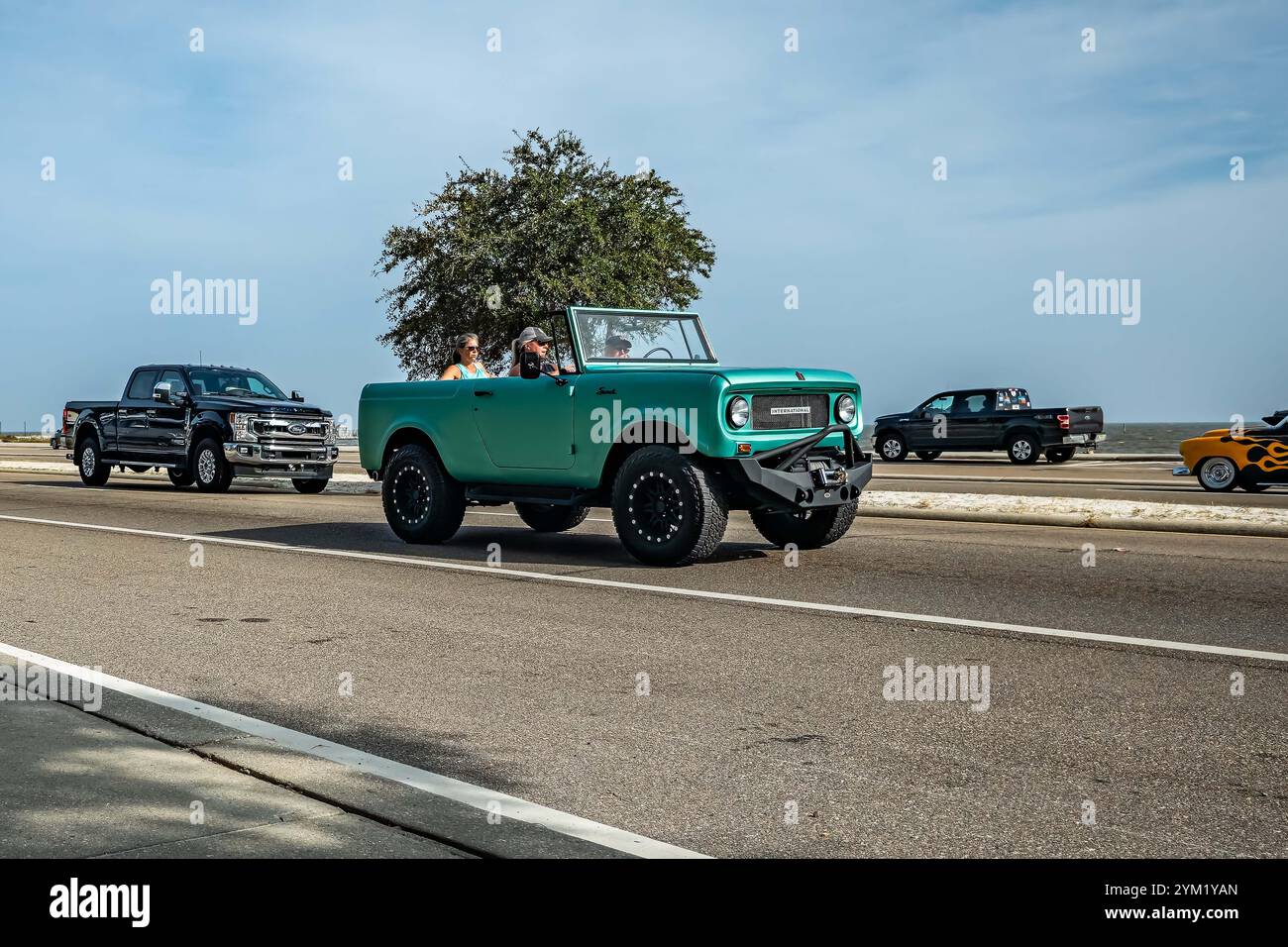 Gulfport, MS - 04. Oktober 2023: Weitwinkelansicht eines Customized 1966 International Harvester Scout 800 SUV auf einer lokalen Autoshow. Stockfoto