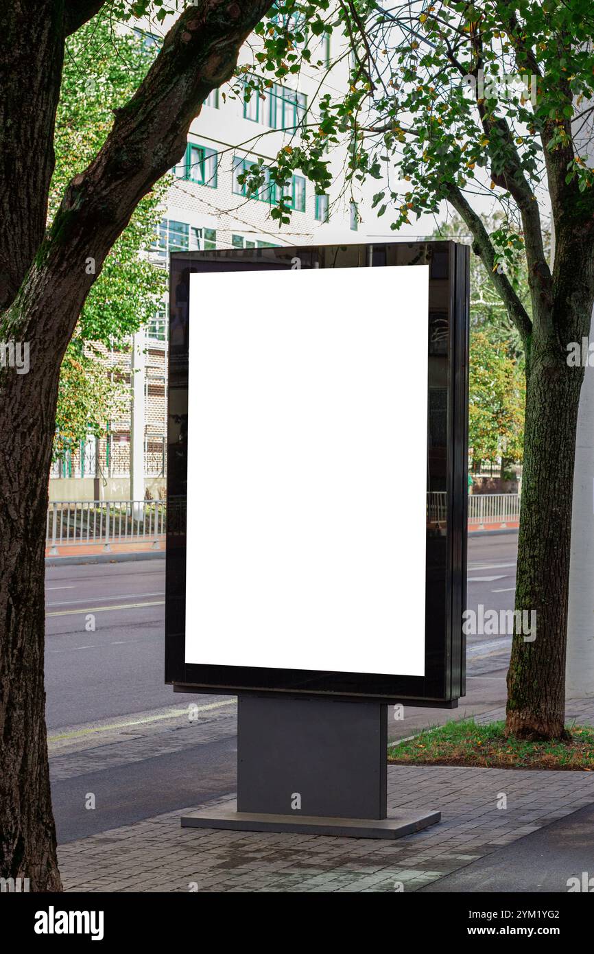 Vertikale leere weiße Straßenplakette in der Stadt. Werbebanner mit Kopierbereich. Mock-Up Stockfoto