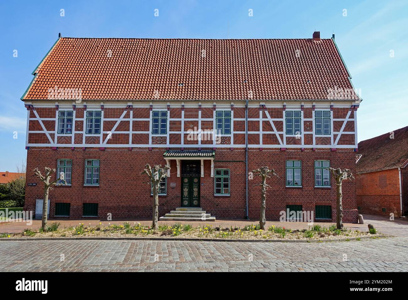 Jork, Niedersachsen, Deutschland - 28. April 2021: Historisches Fachwerkhaus Werth'scher Hof im Landkreis Borstel im Alten Land in Nordkeim Stockfoto Jork, Niedersachsen, Deutschland - 28. April 2021: Historisches Fachwerkhaus Werth'scher Hof im Landkreis Borstel im Alten Land in Nordkeim Stockfoto