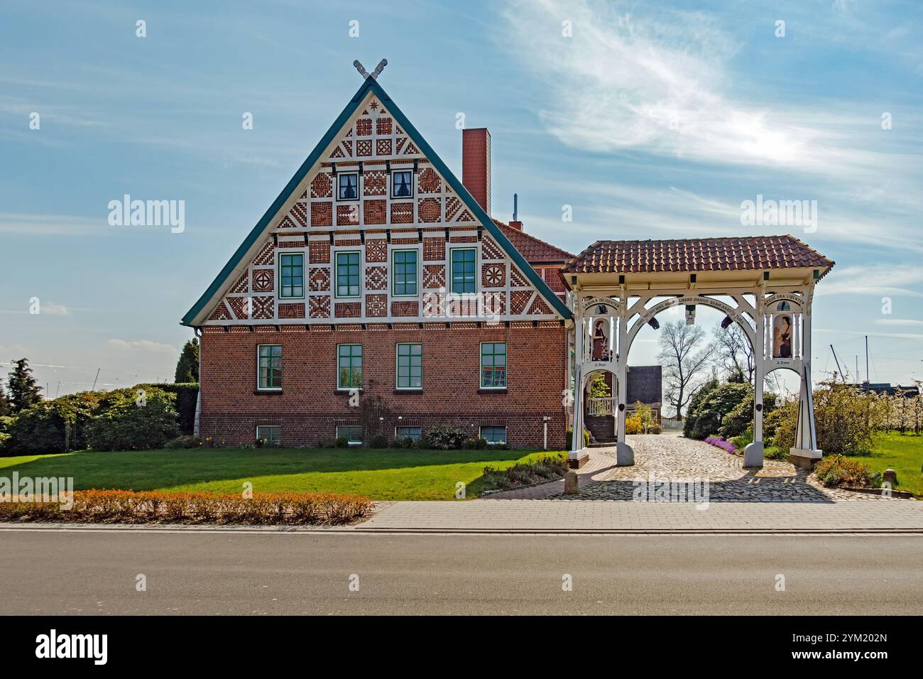 Jork, Niedersachsen, Deutschland - 28. April 2021: Historisches Fachwerkhaus im Dorf Jork im Alten Land in Norddeutschland Stockfoto Jork, Niedersachsen, Deutschland - 28. April 2021: Historisches Fachwerkhaus im Dorf Jork im Alten Land in Norddeutschland Stockfoto