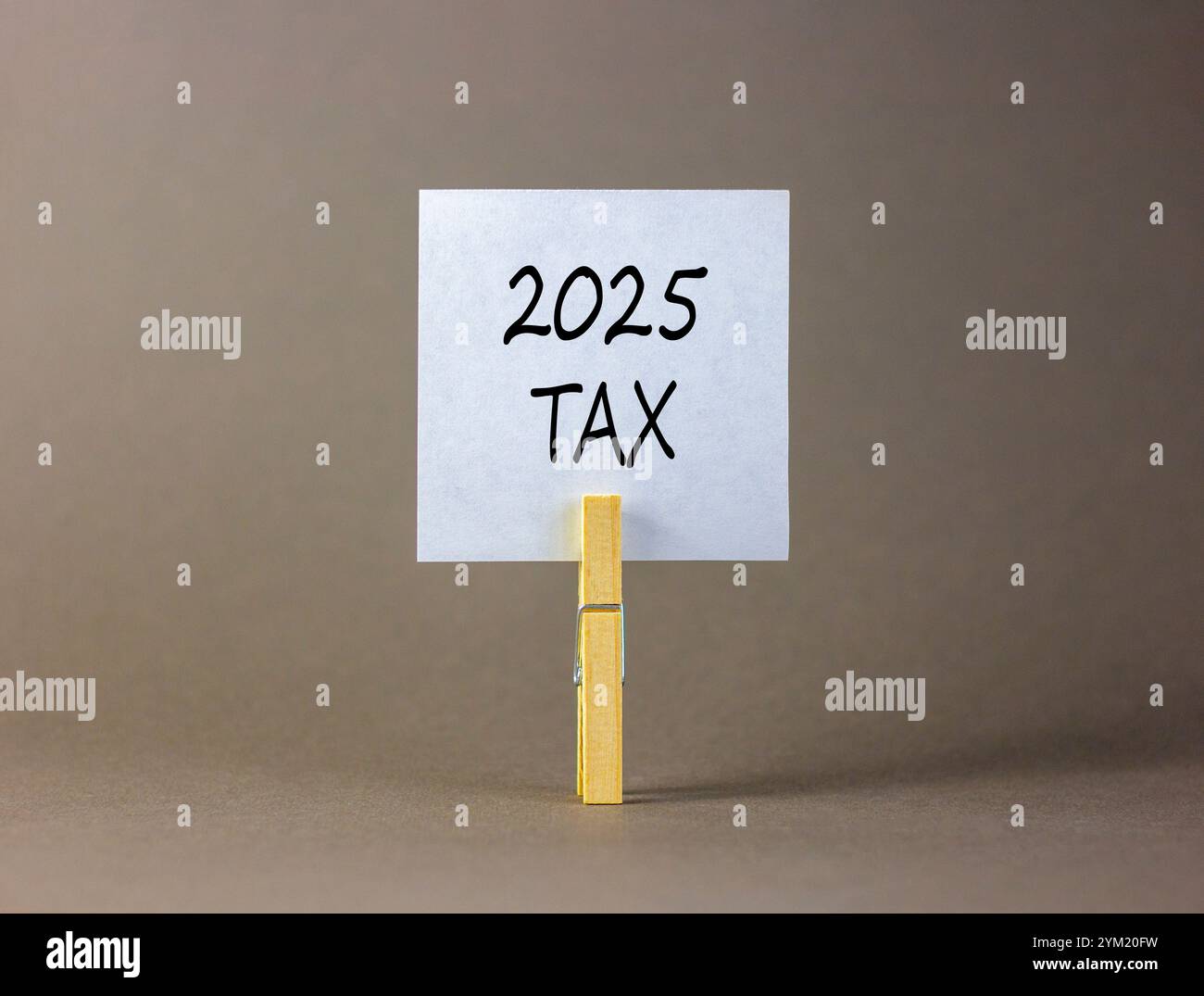 Steuersymbol für Planung 2025 Neujahr. Concept Words 2025 Steuer auf