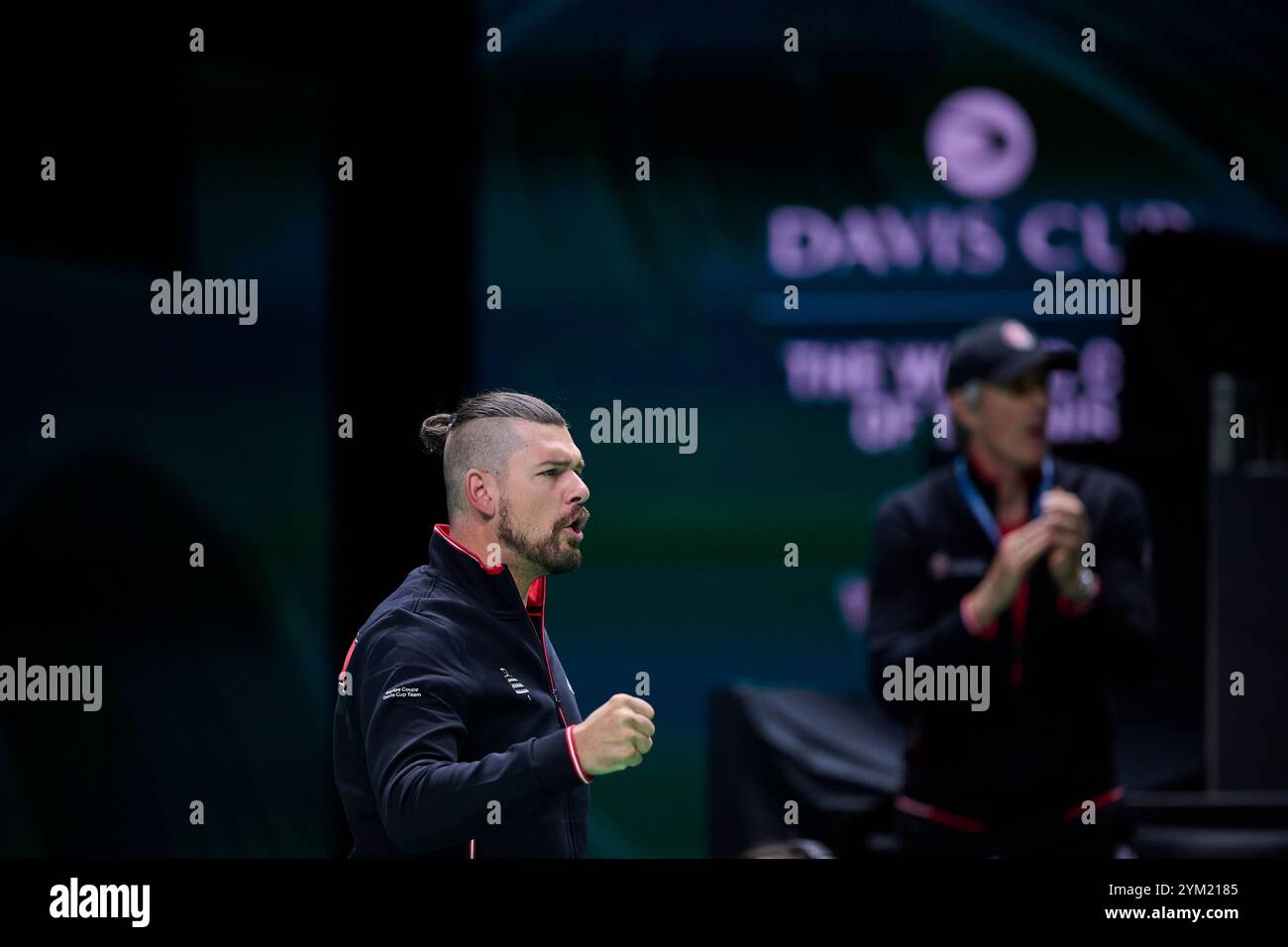 Malaga, Spanien. November 2024. Frank Dancevic Kapitän des kanadischen Teams im Viertelfinale Davis Cup Finale 8 im Einzelspiel 1. Martin Carpena Arena. (Foto: Vicente Vidal Fernandez/SIPA USA) Credit: SIPA USA/Alamy Live News Stockfoto