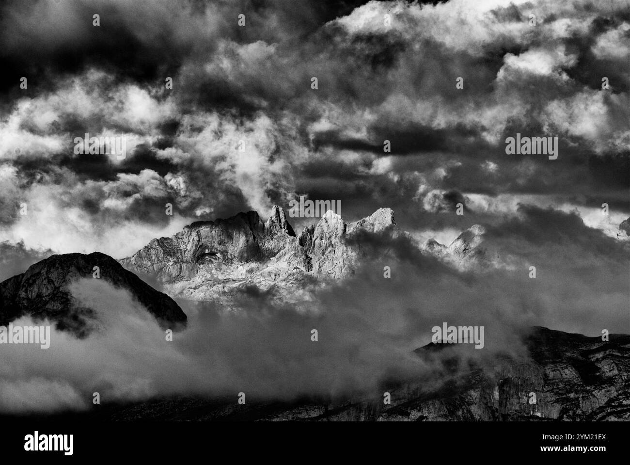 Westliches Massiv von Picos de Europa vom Rat von Ponga. Asturien. Spanien. Stockfoto