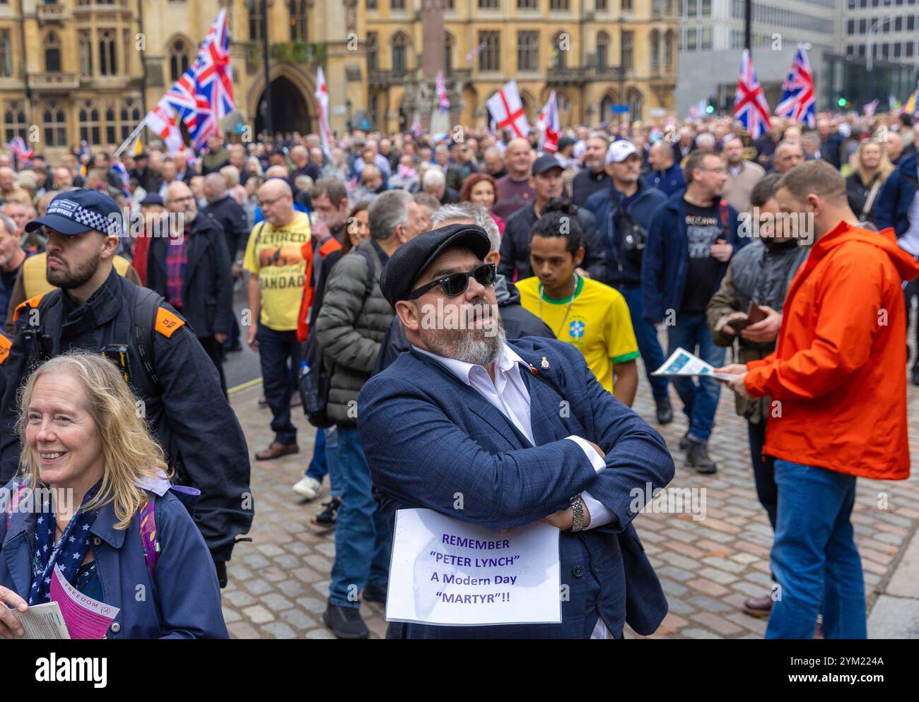 Tommy-Robinson-Anhänger treffen sich und marschieren zu ihrer Unite the Kingdom-Demonstration im Zentrum von London. Stockfoto