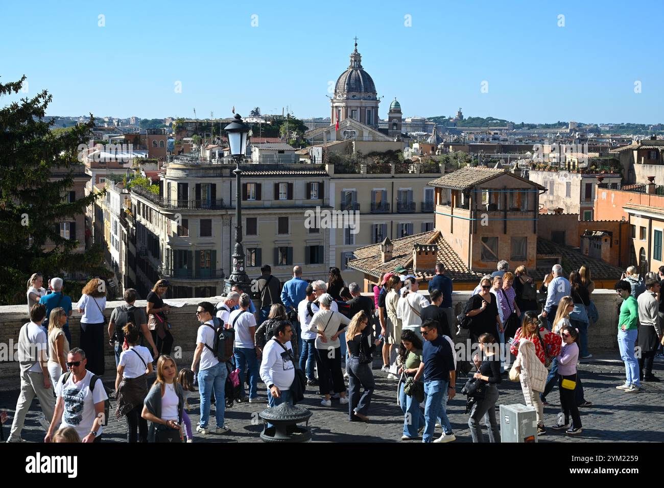Rom, Italien - 1. November 2024: Eine Menge Touristen an der Piazza della Trinita dei Monti in Rom. Stockfoto