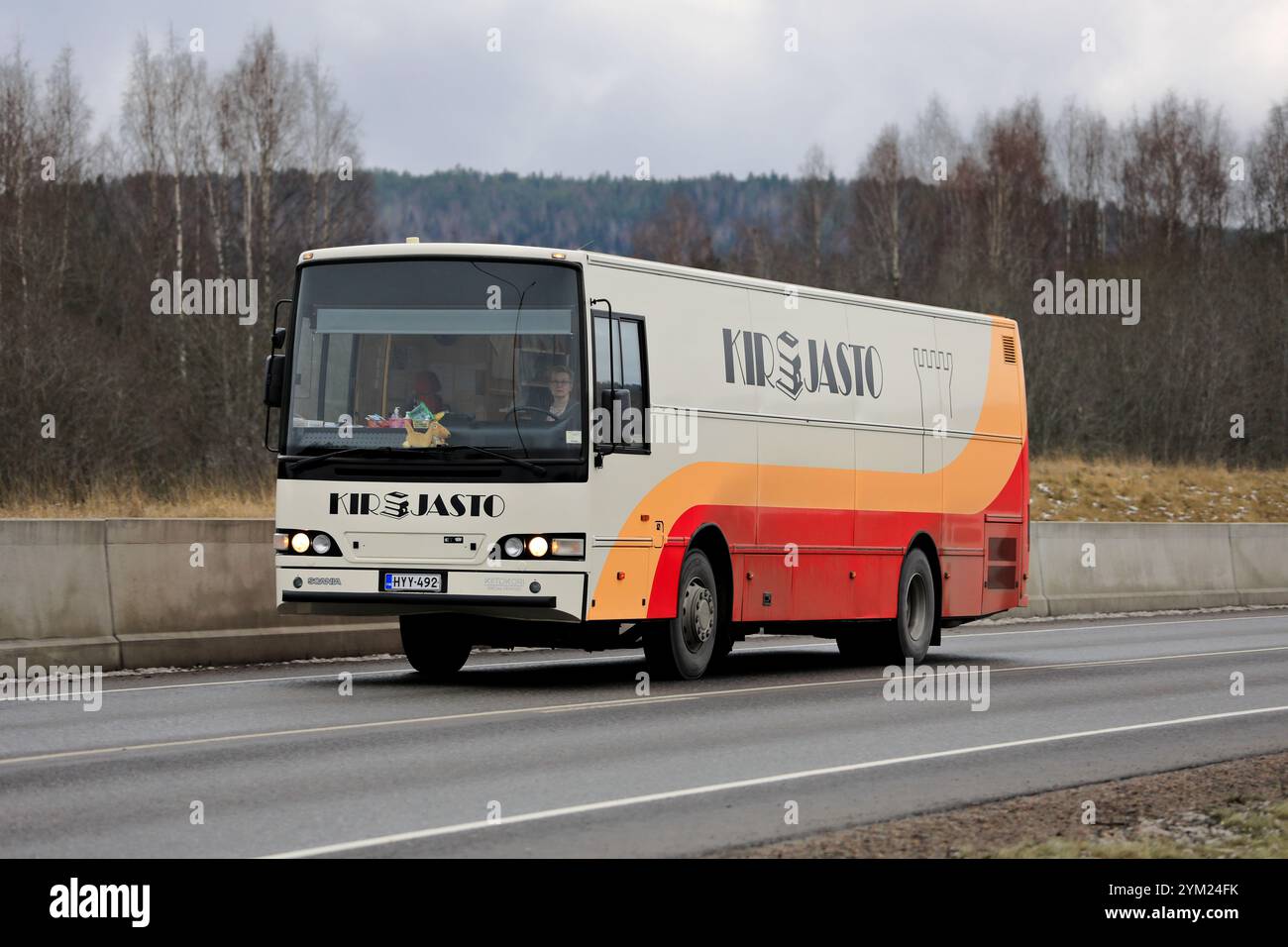 Jahr 2002 Scania L94 IB Kiitokori Libris 2000 mobiles Busfahrzeug mit Straßengeschwindigkeit an einem Wintertag. Salo, Finnland. Januar 2023. Stockfoto