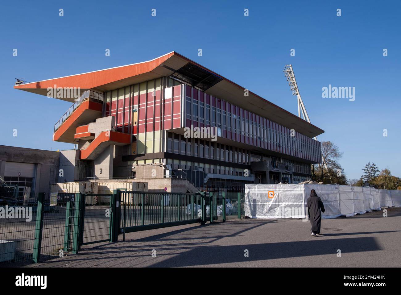 Die Abrissarbeiten an der Haupttribüne am Stadion im Friedrich-Ludwig-Jahn-Sportpark in Berlin-Prenzlauer Berg gehen weiter. Trotz Widerstand von Architekten und Anwohnern, beschloss der Berliner Senat den Abriss des Stadions und einen Neubau. / Die Abbrucharbeiten am Haupttribüne des Stadions im Friedrich-Ludwig-Jahn-Sportpark in Berlin-Prenzlauer Berg werden fortgesetzt. Trotz Widerstand von Architekten und Anwohnern beschloss der Berliner Senat, das Stadion abzureißen und ein neues zu bauen. Friedrich-Ludwig-Jahn-Sportpark - Abrissarbeiten *** Abbrucharbeiten am Haupttribüne im Stadion Friedri Stockfoto