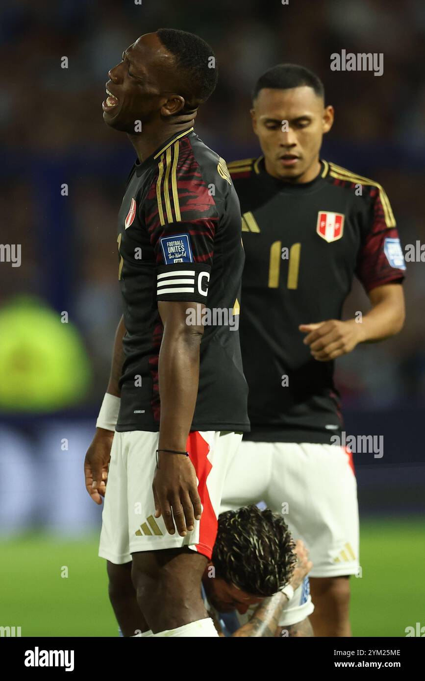 Der peruanische Mittelfeldspieler Luis Advincula (L) reagiert am 19. November 2024 im La Bombonera Stadion in Buenos Aires während des südamerikanischen Qualifikationsspiels gegen Argentinien zur FIFA-Weltmeisterschaft 2026. Stockfoto