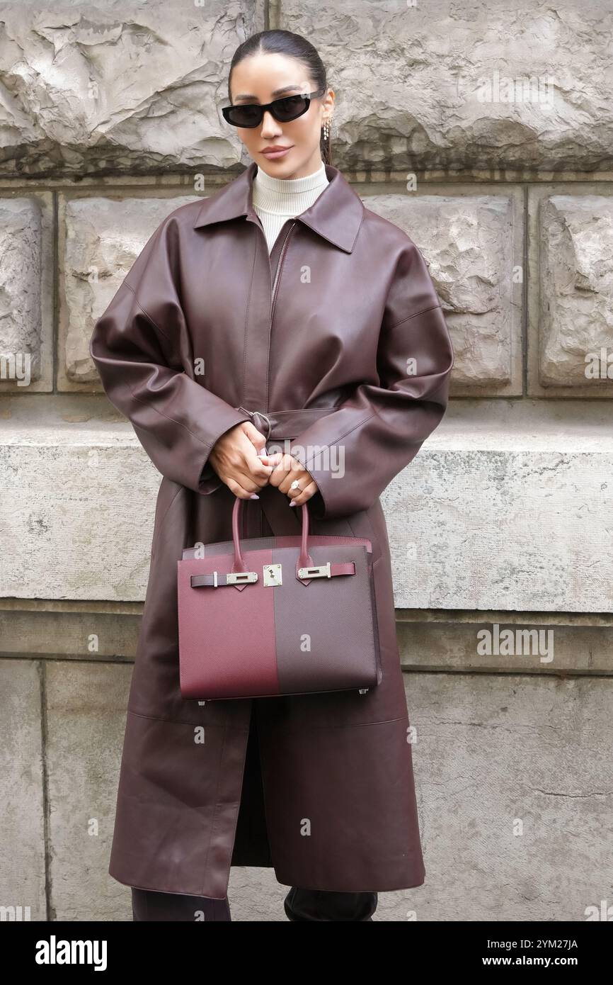 Tamara Kalinic mit braunem Mantel, zweifarbiger brauner roter Tasche und weißem Rollkragen besucht die Hermes Fashion Show während der Pariser Fashion Week im Frühjahr Sommer 2025. Stockfoto