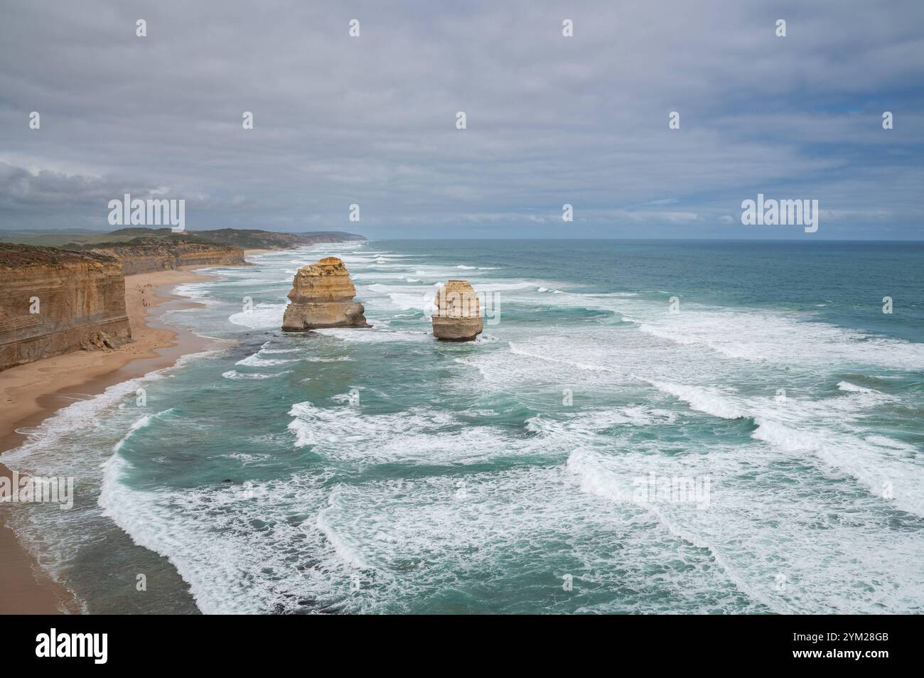 29.10.2024, Port Campbell, Victoria, Australien - Felsformation am Gibson Beach im Twelve Apostles Marine National Park entlang der Great Ocean Road, nahe des Kuestenorts Port Campbell. *** 29 10 2024, Port Campbell, Victoria, Australien Felsformation am Gibson Beach im Twelve Apostles Marine National Park entlang der Great Ocean Road, in der Nähe der Küstenstadt Port Campbell Stockfoto