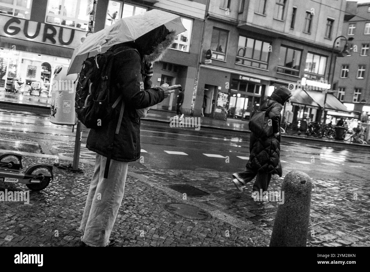 Frau mit einem Regenschirm an einem kalten regnerischen Herbstabend in Berlin-Prenzlauer Berg. / Frau mit Regenschirm an einem kalten, regnerischen Herbstabend in Berlin-Prenzlauer Berg. Regenwetter in Berlin *** Frau mit Regenschirm an einem kalten, regnerischen Herbstabend in Berlin Prenzlauer Berg Frau mit Regenschirm an einem kalten, regnerischen Herbstabend in Berlin Prenzlauer Berg Regenwetter in Berlin S-P202411190334.jpg Stockfoto