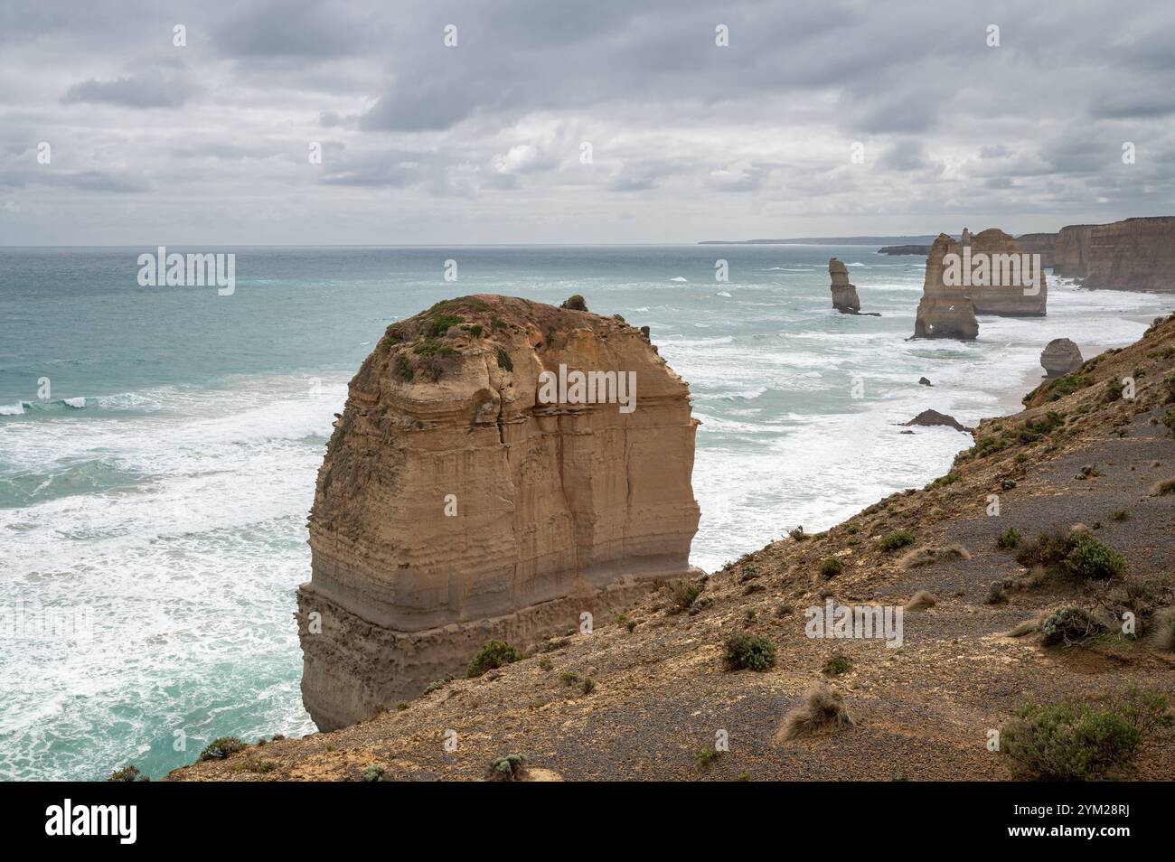 29.10.2024, Port Campbell, Victoria, Australien - eine Ostansicht der Felsformation Twelve Apostles im Twelve Apostles Marine Nationalpark entlang der Great Ocean Road, nahe des Kuestenorts Port Campbell. *** 29 10 2024, Port Campbell, Victoria, Australien eine östliche Ansicht der Felsformation Twelve Apostles im Twelve Apostles Marine National Park entlang der Great Ocean Road, nahe der Küstenstadt Port Campbell Stockfoto