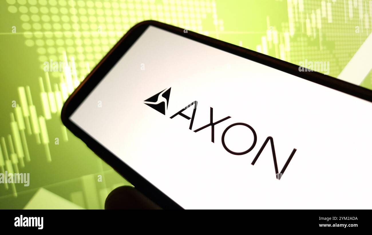 Konskie, Polen – 19. November 2024: Firmenlogo von Axon Enterprise auf dem Mobiltelefon Stockfoto