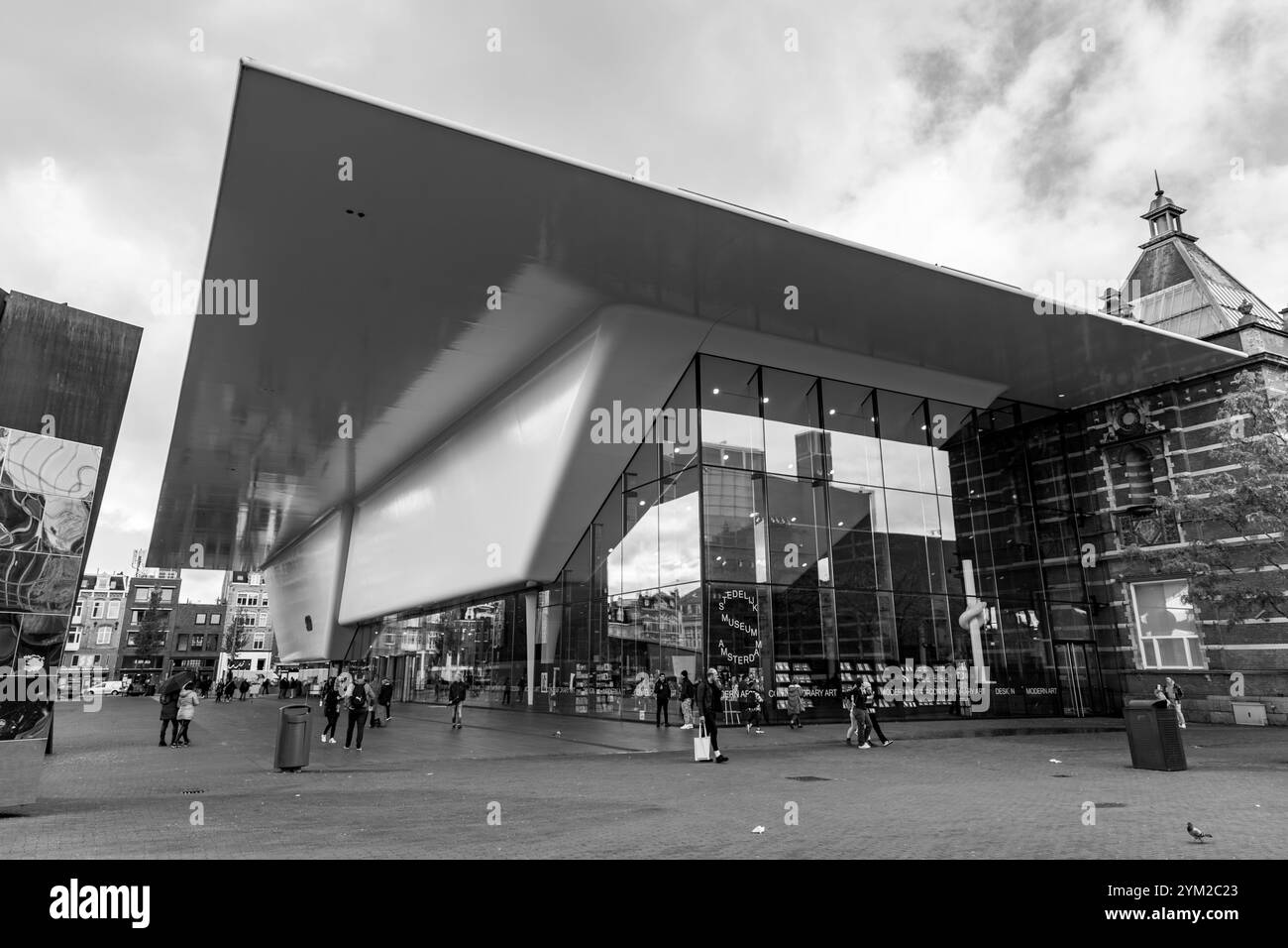 Amsterdam, Niederlande - 12. Oktober 2021: Das Stedelijk Museum Amsterdam ist ein Museum für zeitgenössische Kunst und Design im Museumsplein. Stockfoto