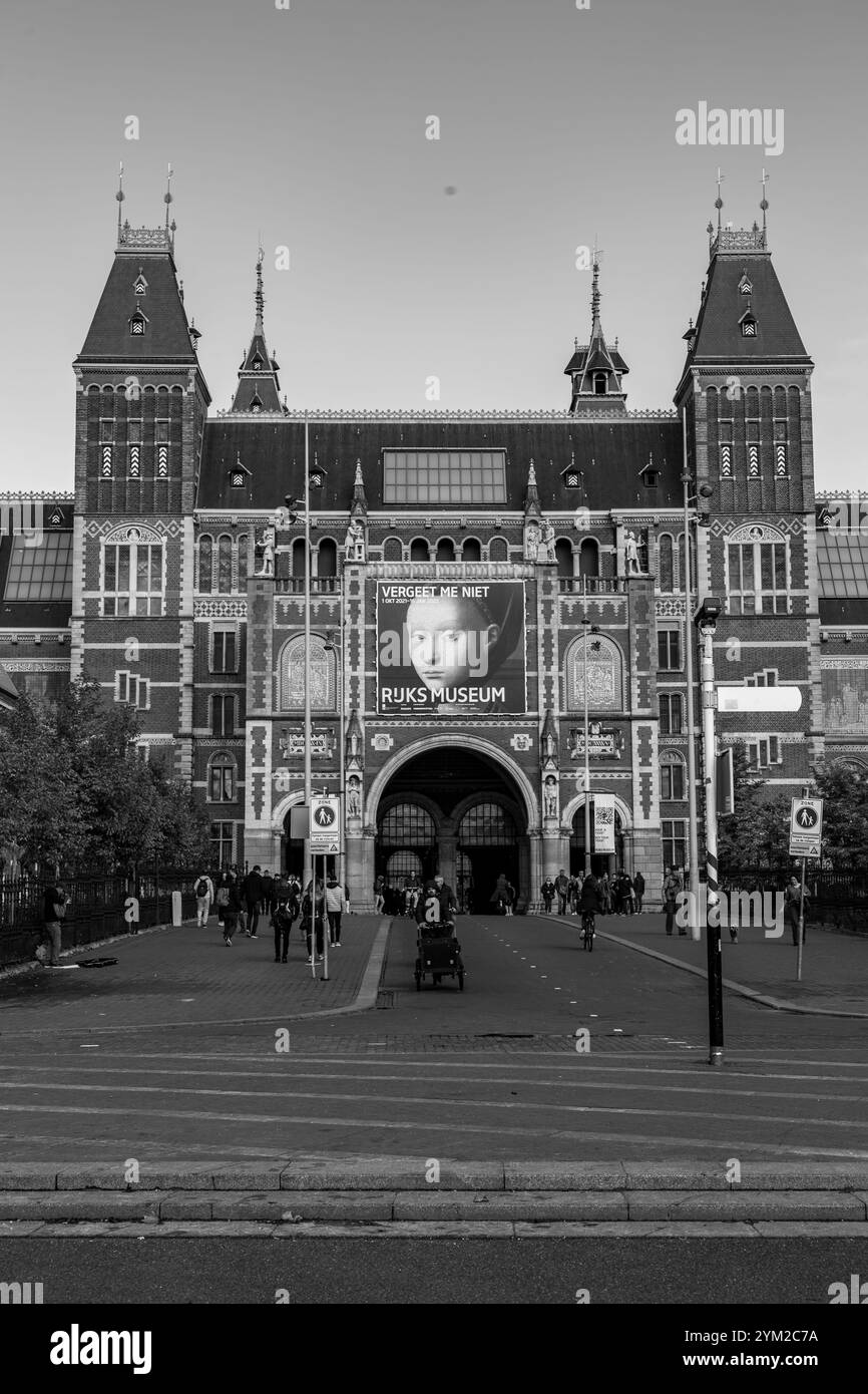 Amsterdam, Niederlande - 12. Oktober 2021: Außenansicht des Rijksmuseums oder des niederländischen Nationalmuseums. Das Museum befindet sich am Museumsplatz. Stockfoto