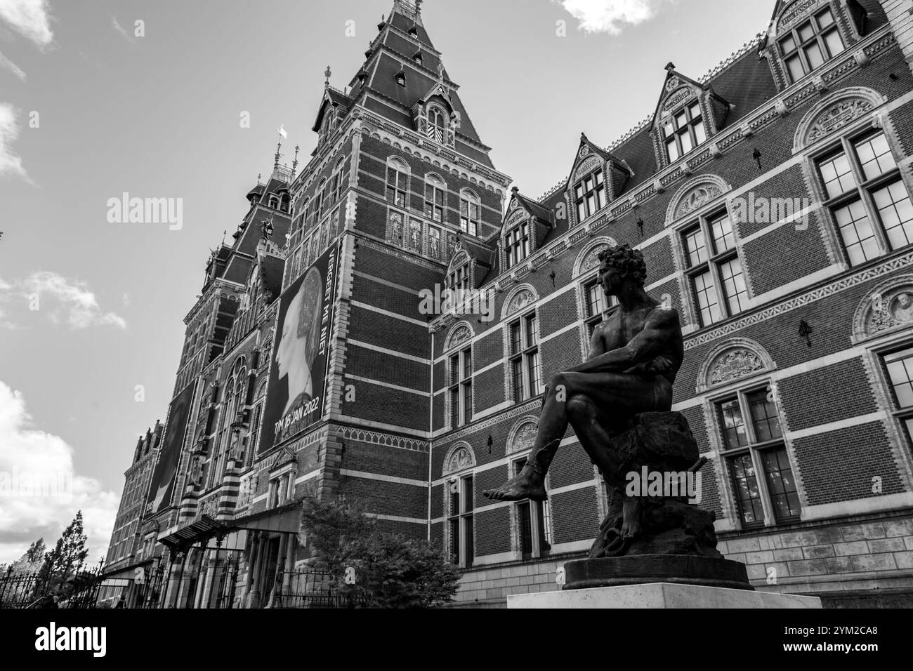 Amsterdam, NL - 10. Oktober 2021: Quecksilberstatue vor dem Rijksmuseum im Museumsplein, Amsterdam. Stockfoto