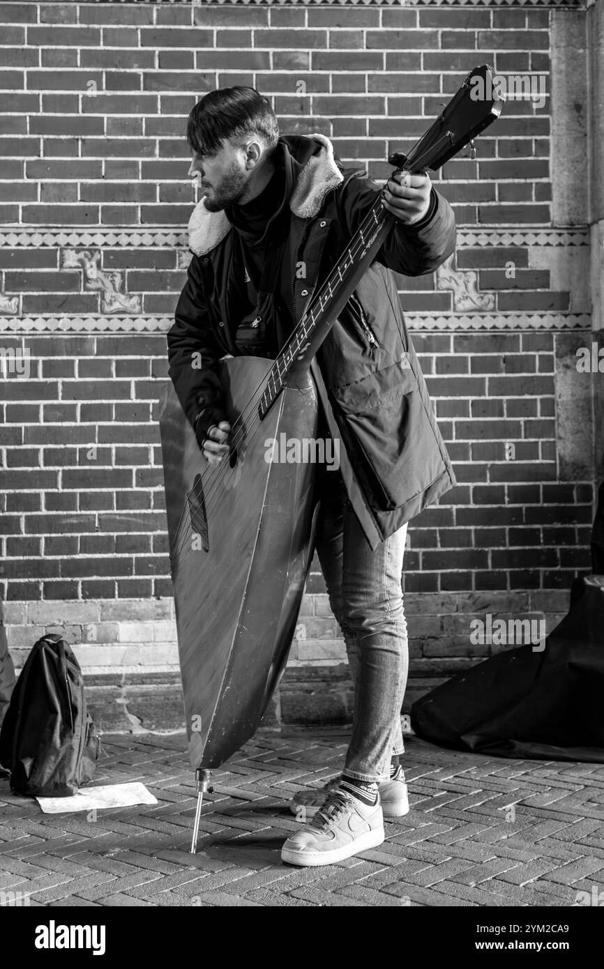 Amsterdam, NL - 12. Okt 2021: Straßenkünstler in Amsterdam, Niederlande. Stockfoto