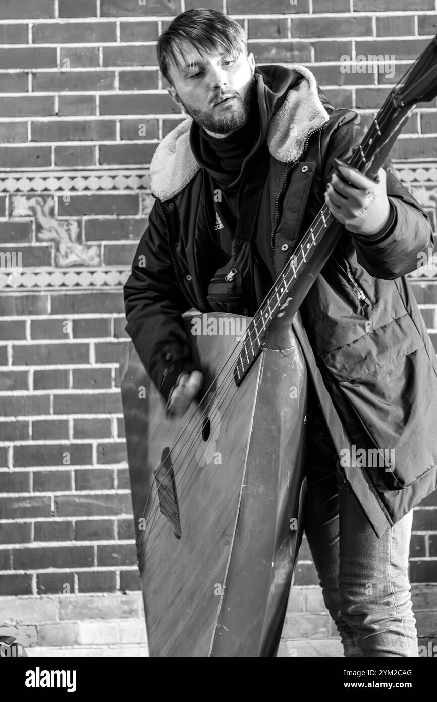 Amsterdam, NL - 12. Okt 2021: Straßenkünstler in Amsterdam, Niederlande. Stockfoto