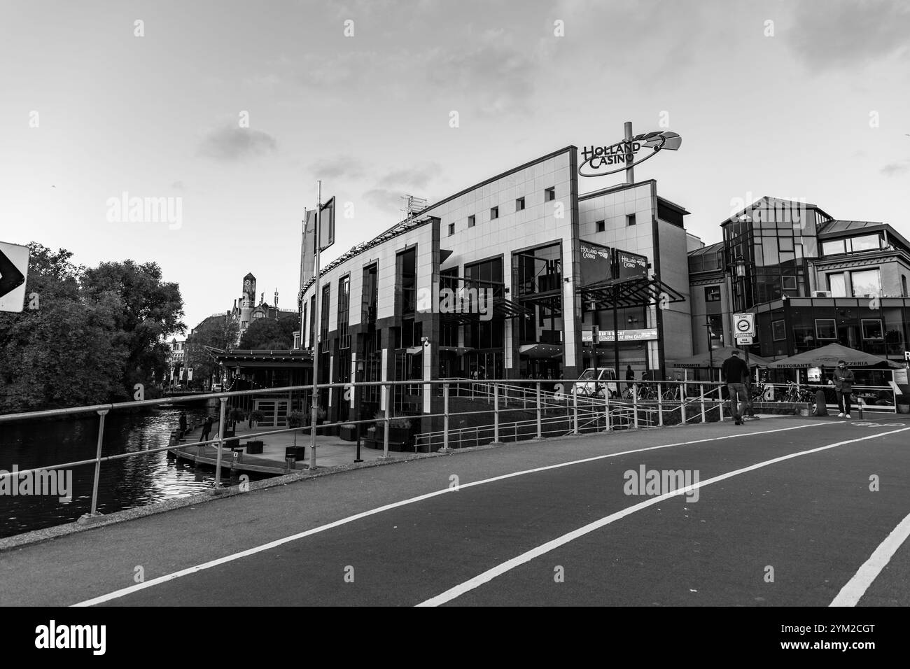 Amsterdam, NL - 12. Oktober 2021: Außenansicht des Holland Casino, einer staatlichen Spielstätte in Amsterdam. Stockfoto