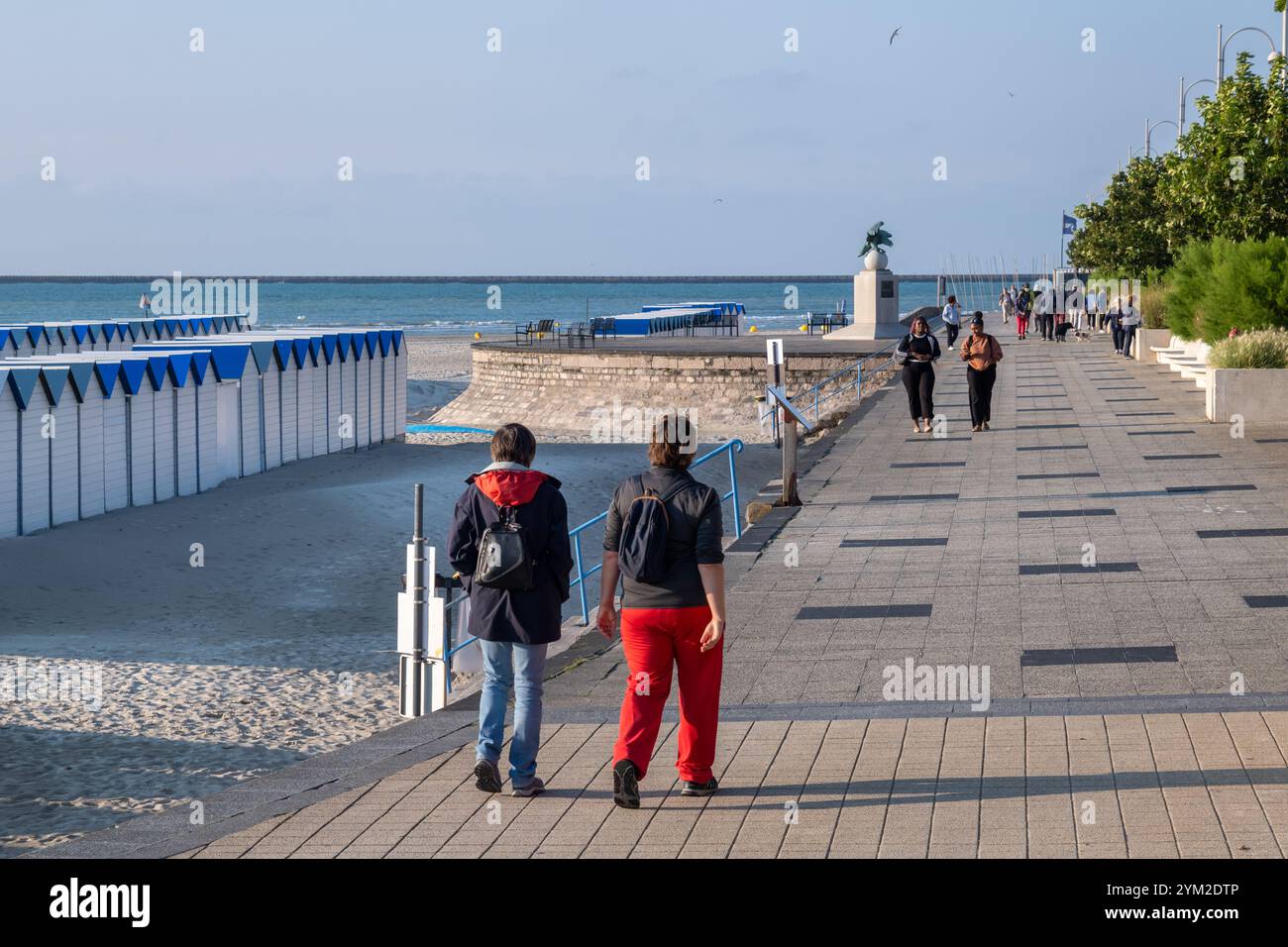 Boulogne-sur-Mer, FR - 23. September 2024: Spaziergänge am Ufer von Boulogne Stockfoto