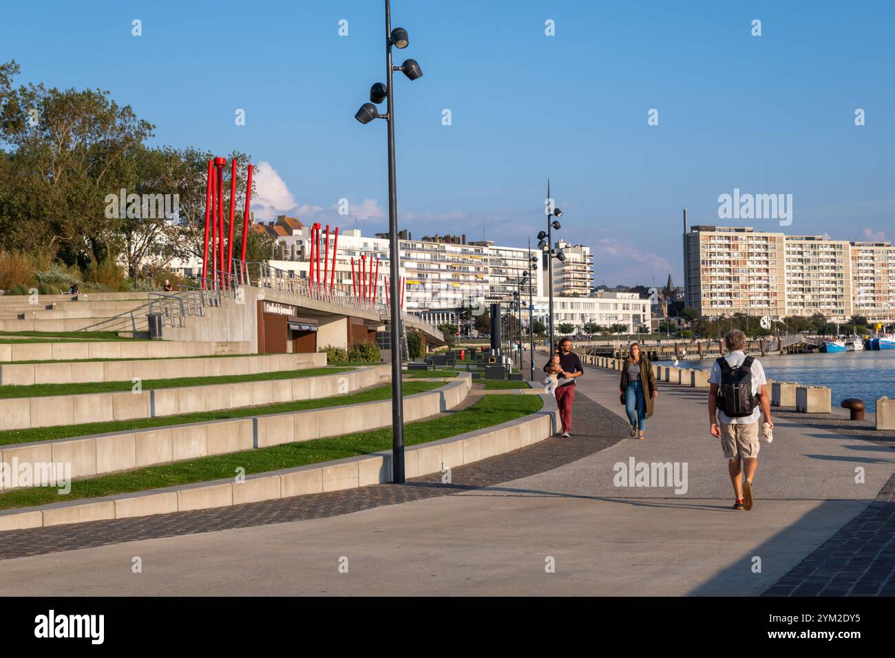 Boulogne-sur-Mer, FR - 23. September 2024: Spaziergänge am Ufer von Boulogne Stockfoto