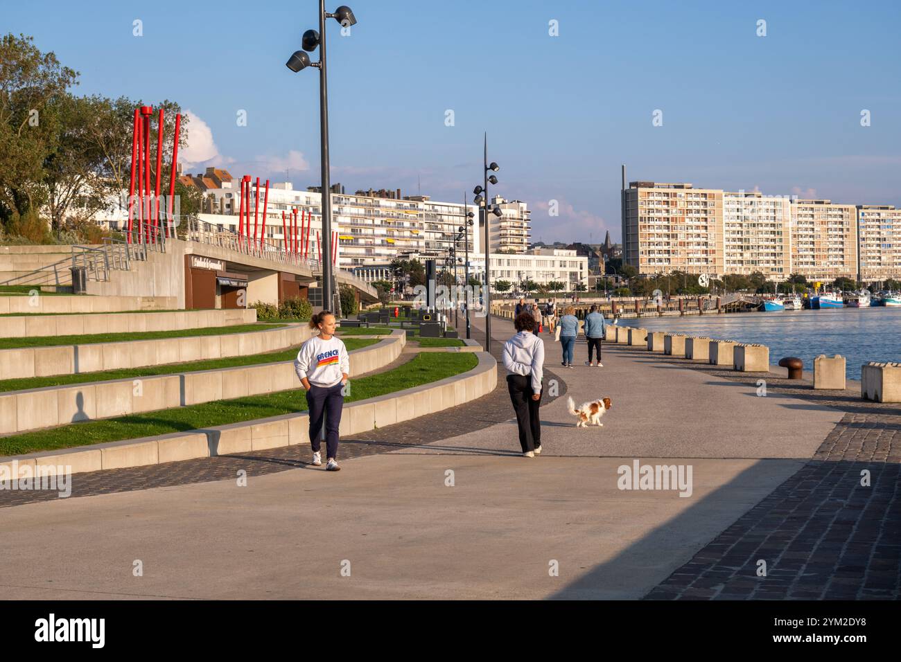 Boulogne-sur-Mer, FR - 23. September 2024: Spaziergänge am Ufer von Boulogne Stockfoto