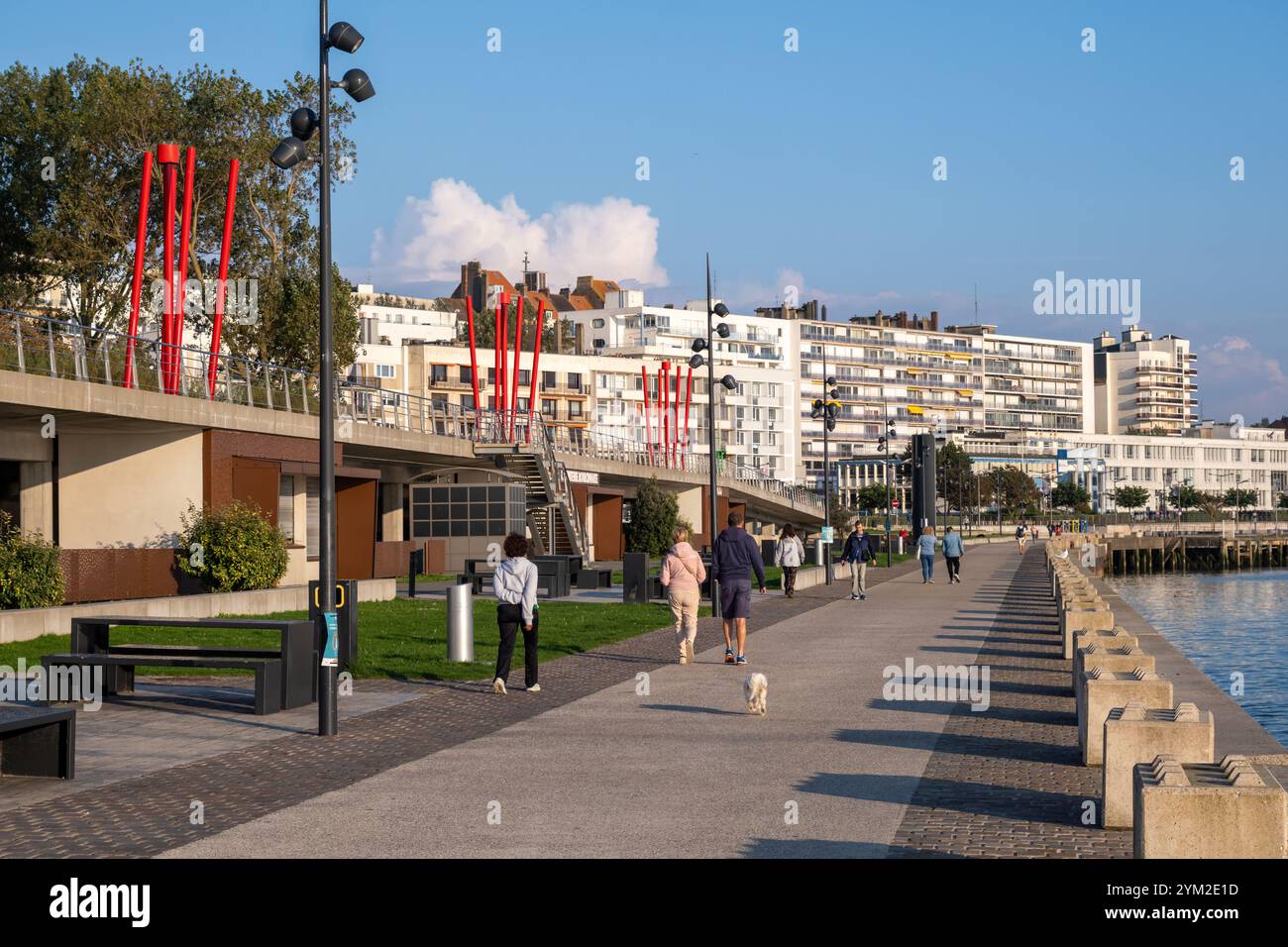 Boulogne-sur-Mer, FR - 23. September 2024: Spaziergänge am Ufer von Boulogne Stockfoto