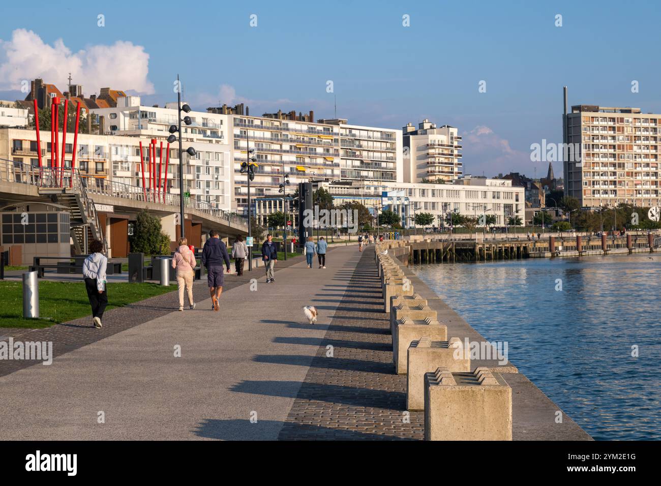 Boulogne-sur-Mer, FR - 23. September 2024: Spaziergänge am Ufer von Boulogne Stockfoto