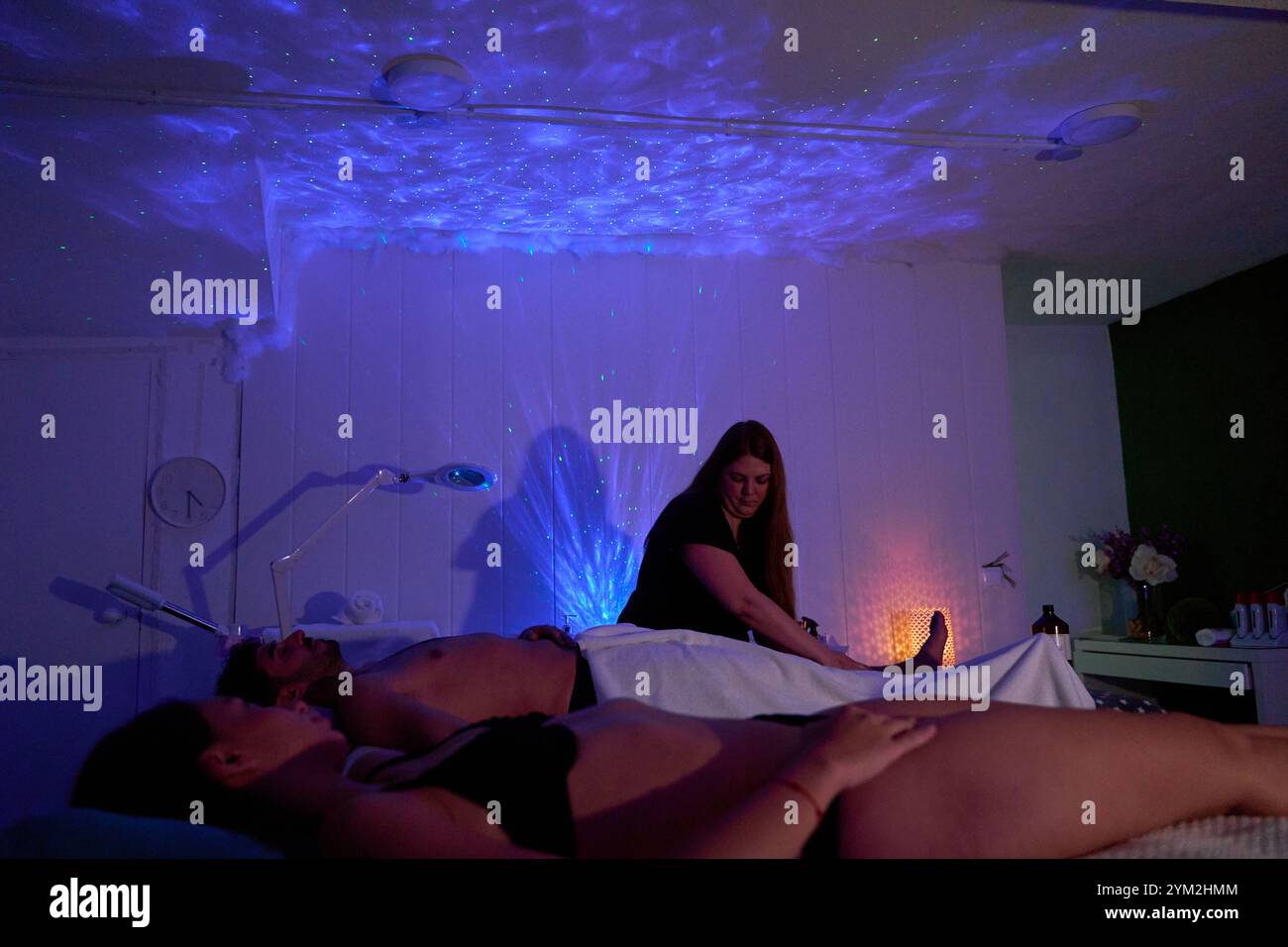 Paare, die eine Massage unter Umgebungslicht erhalten Stockfoto