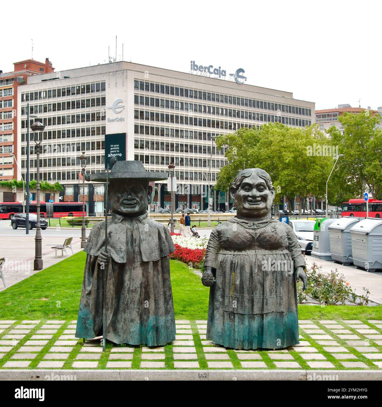 Bronzestatuen von Los Gigantillos, basierend auf den Figuren, die auf den Parteien aus Papiermaché Calle San Lesmes Burgos Castile und Leon Spanien getragen wurden Stockfoto