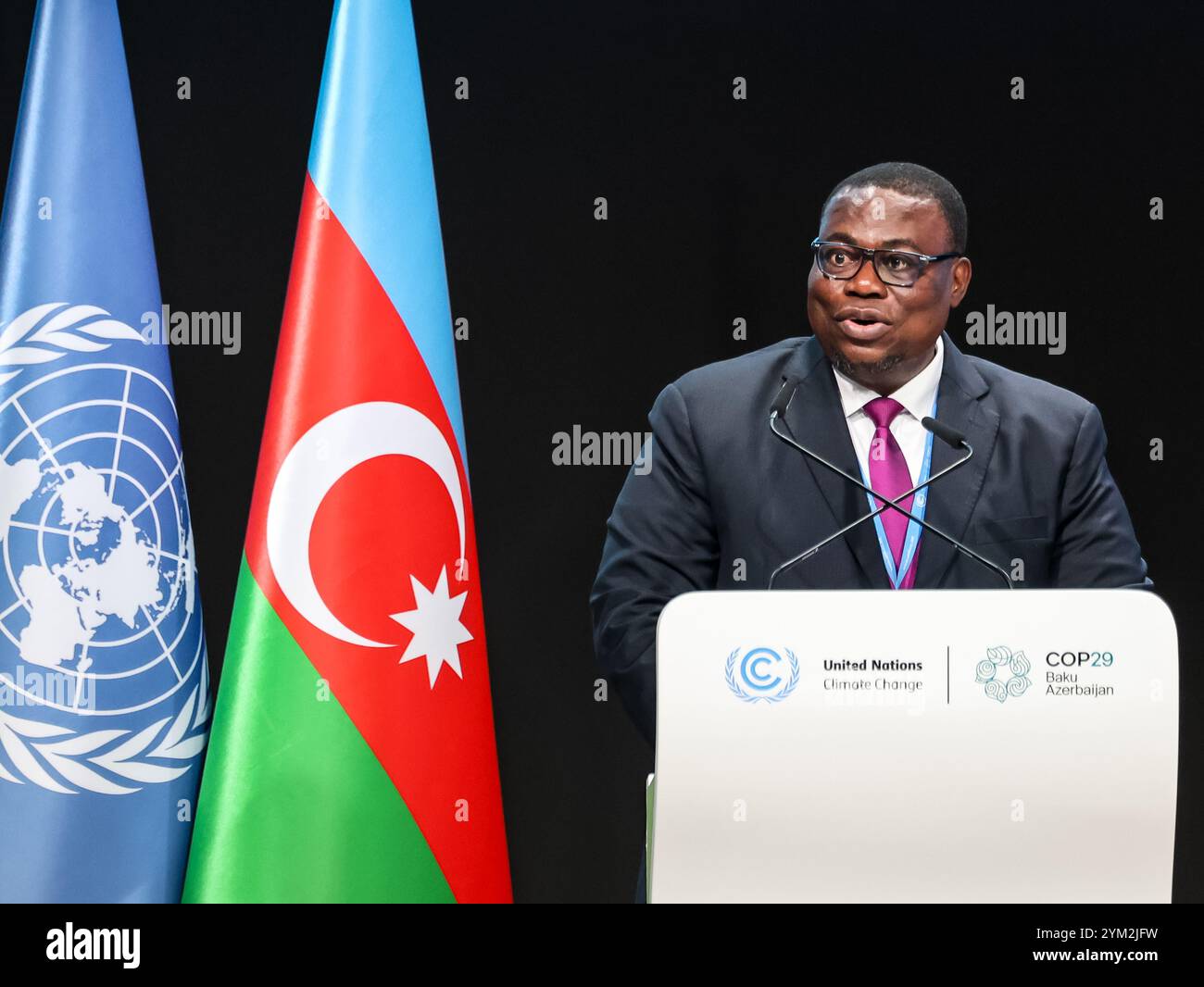 Baku, Aserbaidschan. November 2024. Akambi André Okounlola-Biaou, Botschafter von Benin in der Republik Aserbaidschan, gibt eine nationale Erklärung während des wiederaufgenommenen hochrangigen Segments im Plenarsaal von Nizami in der Blauen Zone während der Klimakonferenz der Vereinten Nationen COP29, einer Veranstaltung des Rahmenübereinkommens der Vereinten Nationen über Klimaänderungen (UNFCCC) im Olympiastadion von Baku ab. Die COP29, die ab November 11-22 läuft, konzentriert sich auf die Ermittlung von CO2-Ausgleichsmaßnahmen für saubere Energie. Quelle: SOPA Images Limited/Alamy Live News Stockfoto