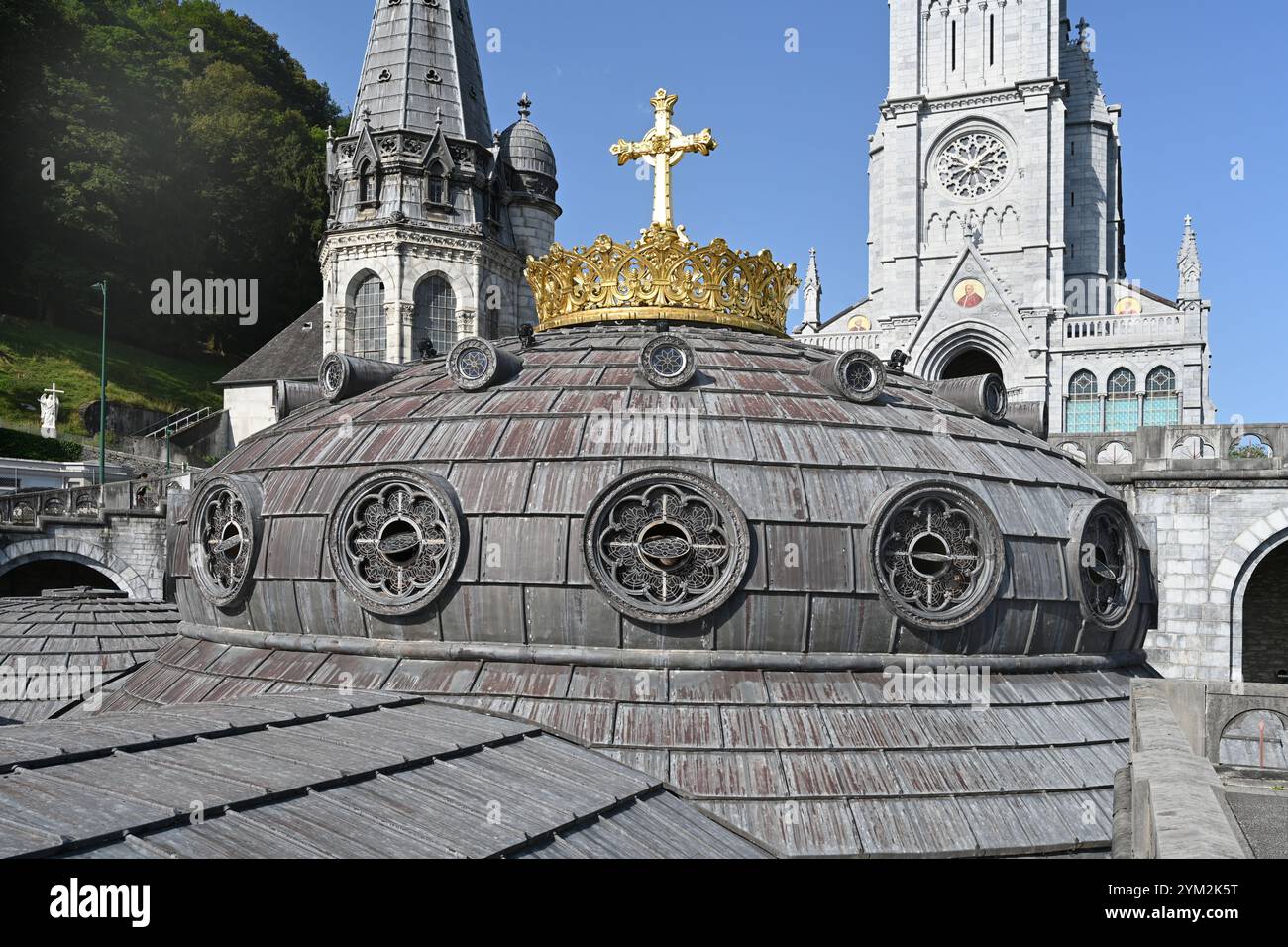 Goldene Krone und Kuppel der Basilika unserer Lieben Frau vom Rosenkranz (1883-1889) von Léopold Amédée Hardy; Lourdes, Hautes-Pyrénées Frankreich Stockfoto