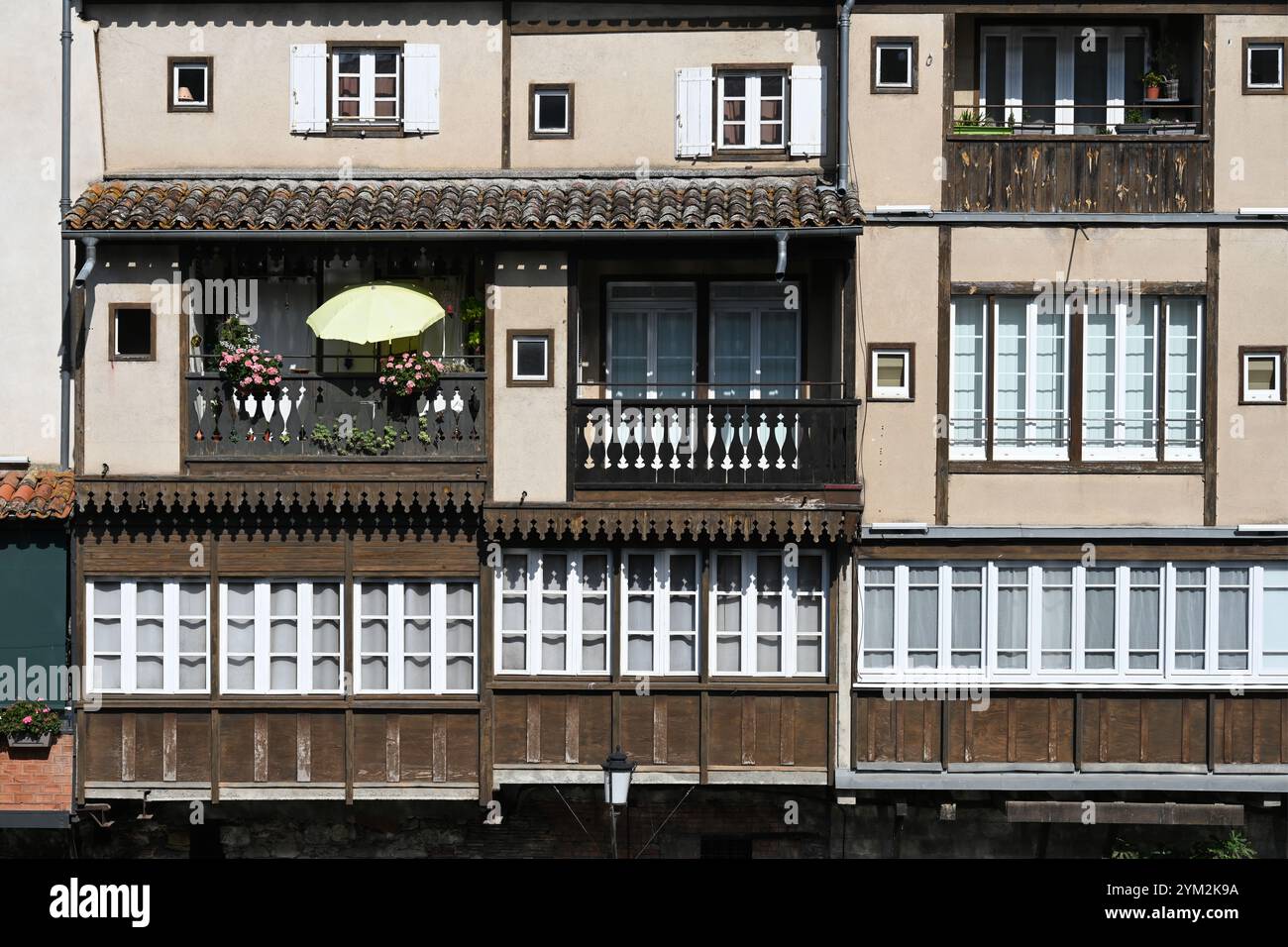 Fenstermuster, Holzrahmen und Balkone von alten Häusern am Flussufer, ehemaligen Tanners Häusern am Agout River Castres Tarn France Stockfoto