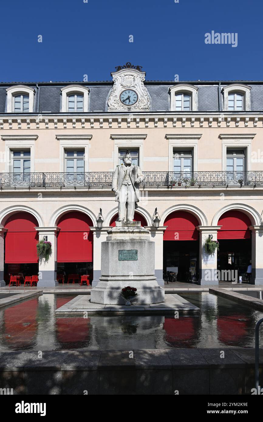 Hauptplatz oder Plaza, Place Jean Jaurès, mit Brunnen und Statue von Jean Jaurès, Castres Tarn France Stockfoto