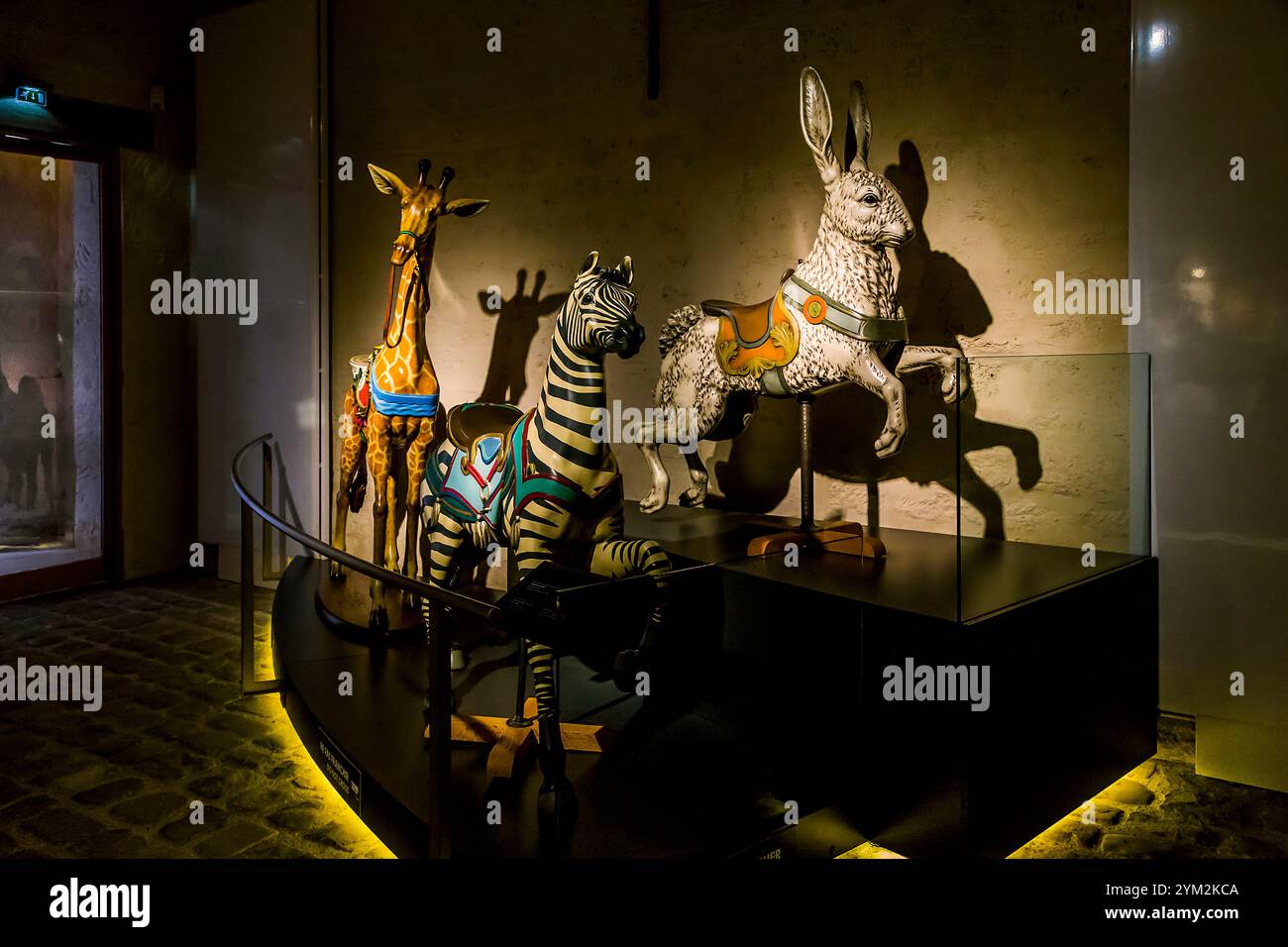 CHANTILLY, FRANKREICH - 14. MAI 2015: Dies sind Exponate des Pferdemuseums, das alle möglichen Bilder, Skulpturen und Karussellfiguren enthält. Stockfoto